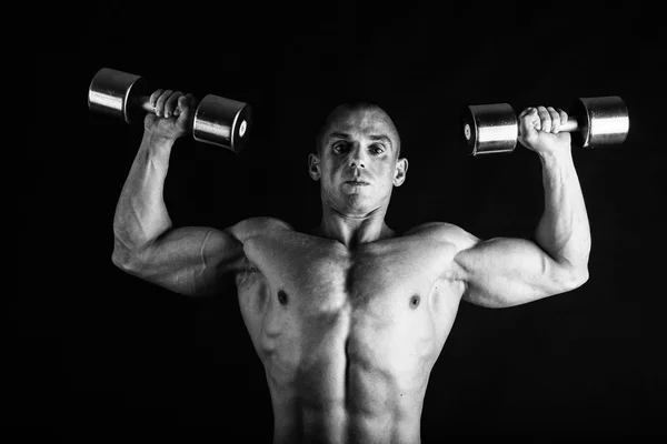 Schöner kraftvoller athletischer Mann Bodybuilder — Stockfoto