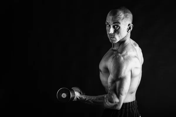 Schöner kraftvoller athletischer Mann Bodybuilder — Stockfoto