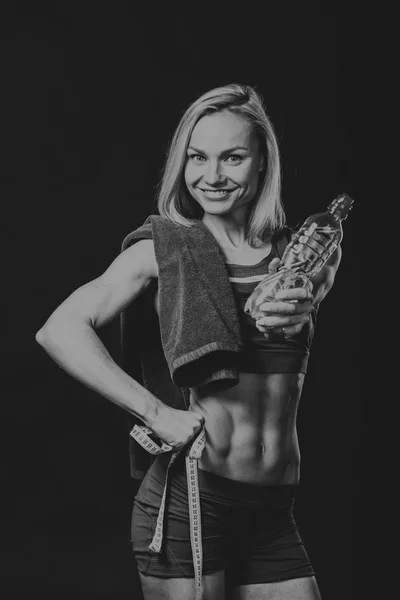 Fitness vrouw op een donkere achtergrond. — Stockfoto