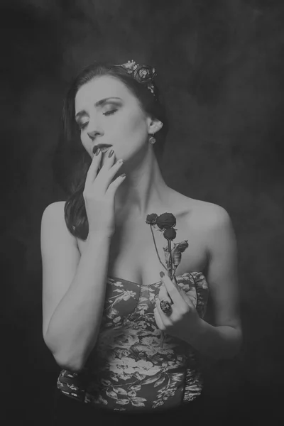 Черно-белый портрет красивой девушки в венке — стоковое фото