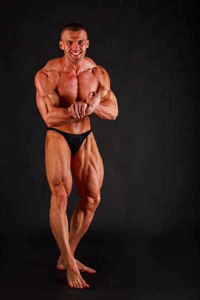 Schöner kraftvoller, athletischer junger Mann mit großer Physis — Stockfoto