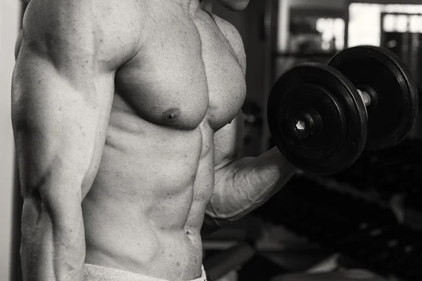 Atleta bodybuilder muscolare in palestra — Foto Stock