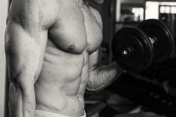 Atleta musculoso culturista en el gimnasio —  Fotos de Stock