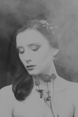 Çelenk takmış güzel bir kızın siyah beyaz portresi