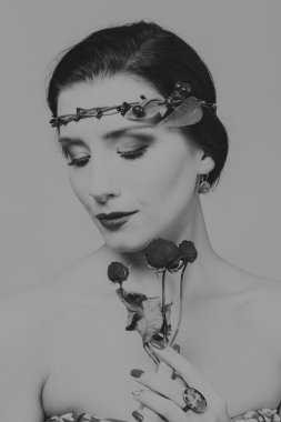 Çelenk takmış güzel bir kızın siyah beyaz portresi