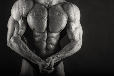 karanlık bir arka plan üzerinde güçlü vücut geliştirmeci.