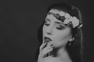 Gizemli esmer siyah beyaz