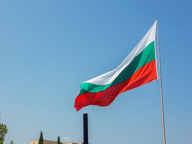 Bulgaristan bayrağı sallayarak