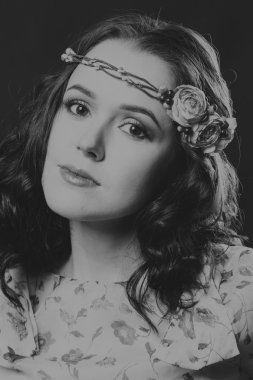 Hafif bir arka plan üzerinde kısa bir etek bir kız. Güzel ve genç birbayan. Güzel profesyonel makyaj.