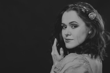 Güzel kızı güzel bir çelenk çiçek