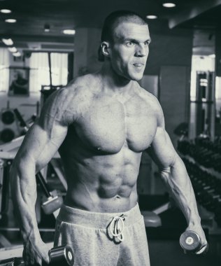 Spor salonunda vücut geliştirmeci