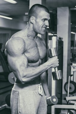 Spor salonunda vücut geliştirmeci