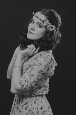 Hafif bir arka plan üzerinde kısa bir etek bir kız. Güzel ve genç birbayan. Güzel profesyonel makyaj.