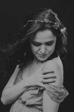 Güzel kızı güzel bir çelenk çiçek