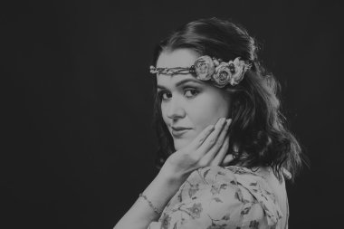 Hafif bir arka plan üzerinde kısa bir etek bir kız. Güzel ve genç birbayan. Güzel profesyonel makyaj.