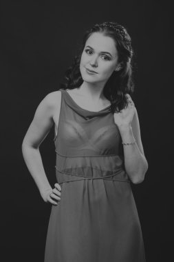 Güzel kızı güzel bir çelenk çiçek