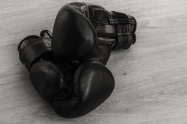 Boks eldivenleri, havlu ve su. Tüm fitness