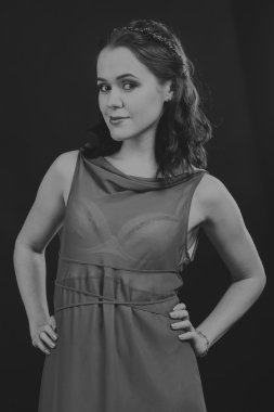 Güzel kızı güzel bir çelenk çiçek