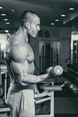 Spor salonunda vücut geliştirmeci 