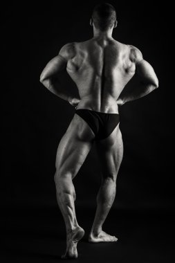 Spor salonunda vücut geliştirmeci 