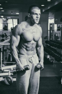 Spor salonunda vücut geliştirmeci 