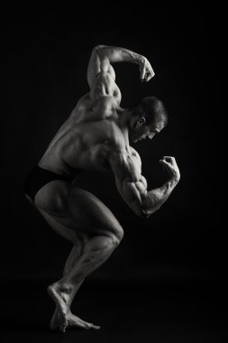 Spor salonunda vücut geliştirmeci 