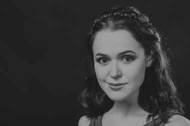 Güzel kızı güzel bir çelenk çiçek