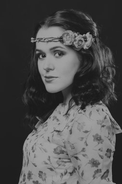 Hafif bir arka plan üzerinde kısa bir etek bir kız. Güzel ve genç birbayan. Güzel profesyonel makyaj.