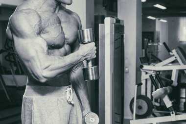 Spor salonunda vücut geliştirmeci 