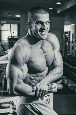 Spor salonunda vücut geliştirmeci 