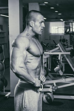 Spor salonunda vücut geliştirmeci 