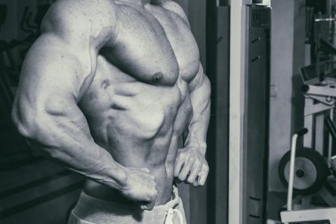 Spor salonunda vücut geliştirmeci