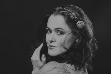 Güzel kızı güzel bir çelenk çiçek