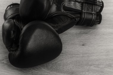 Boks eldivenleri, havlu ve su. Tüm fitness