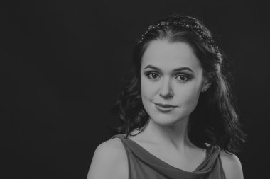 Güzel kızı güzel bir çelenk çiçek