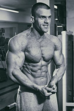 Spor salonunda vücut geliştirmeci