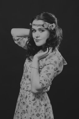 Güzel kızı güzel bir çelenk çiçek