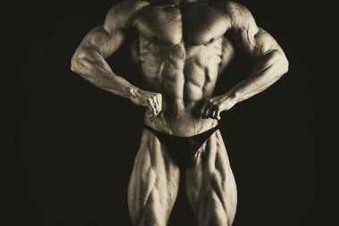 Farklı poz vücut geliştirmeci onların kas gösteren teşkil etmektedir. Karanlık bir arka plan üzerinde hata oluştu. Erkek gösteren kaslar zorlayarak. Güzel kas vücut atlet.