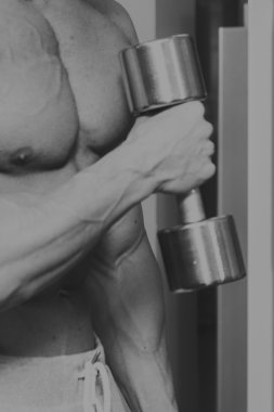 Spor salonunda dumbbells ile işgal.