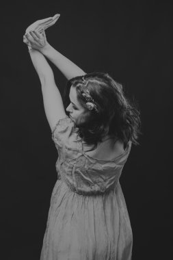 Güzel kızı güzel bir çelenk çiçek