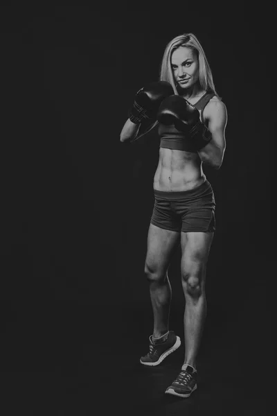 Fitness nő sötét háttér előtt. — Stock Fotó