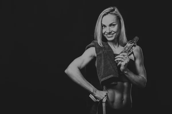 Fitness kvinna på en mörk bakgrund. — Stockfoto