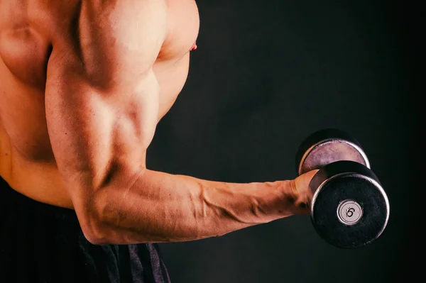 Bodybuilder in Boxhandschuhen auf schwarz — Stockfoto