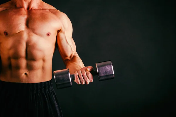 Bodybuilder in Boxhandschuhen auf schwarz — Stockfoto