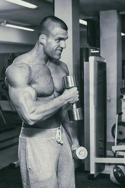 Culturista en el gimnasio — Foto de Stock