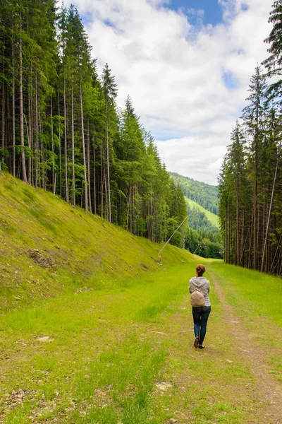 Sie reist in die Berge — Stockfoto