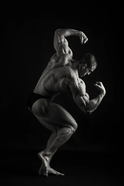 Culturista in palestra — Foto Stock