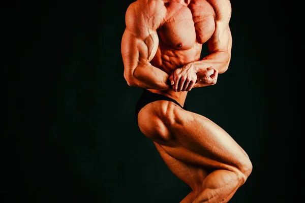 Bodybuilder in the gym — Stock Photo, Image