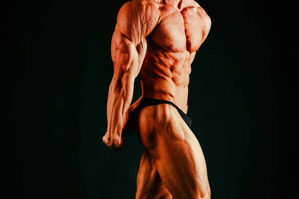 Culturista en el gimnasio — Foto de Stock