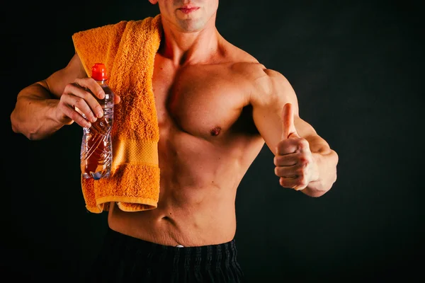 Bodybuilder in Boxhandschuhen auf schwarz — Stockfoto